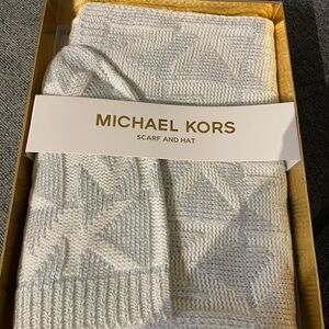 Michael Kors Beenie/toque and scarf set nwt